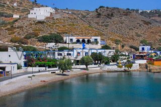 Αγαθονήσι, η παραλία και ο οικισμός του Αγίου Γεωργίου